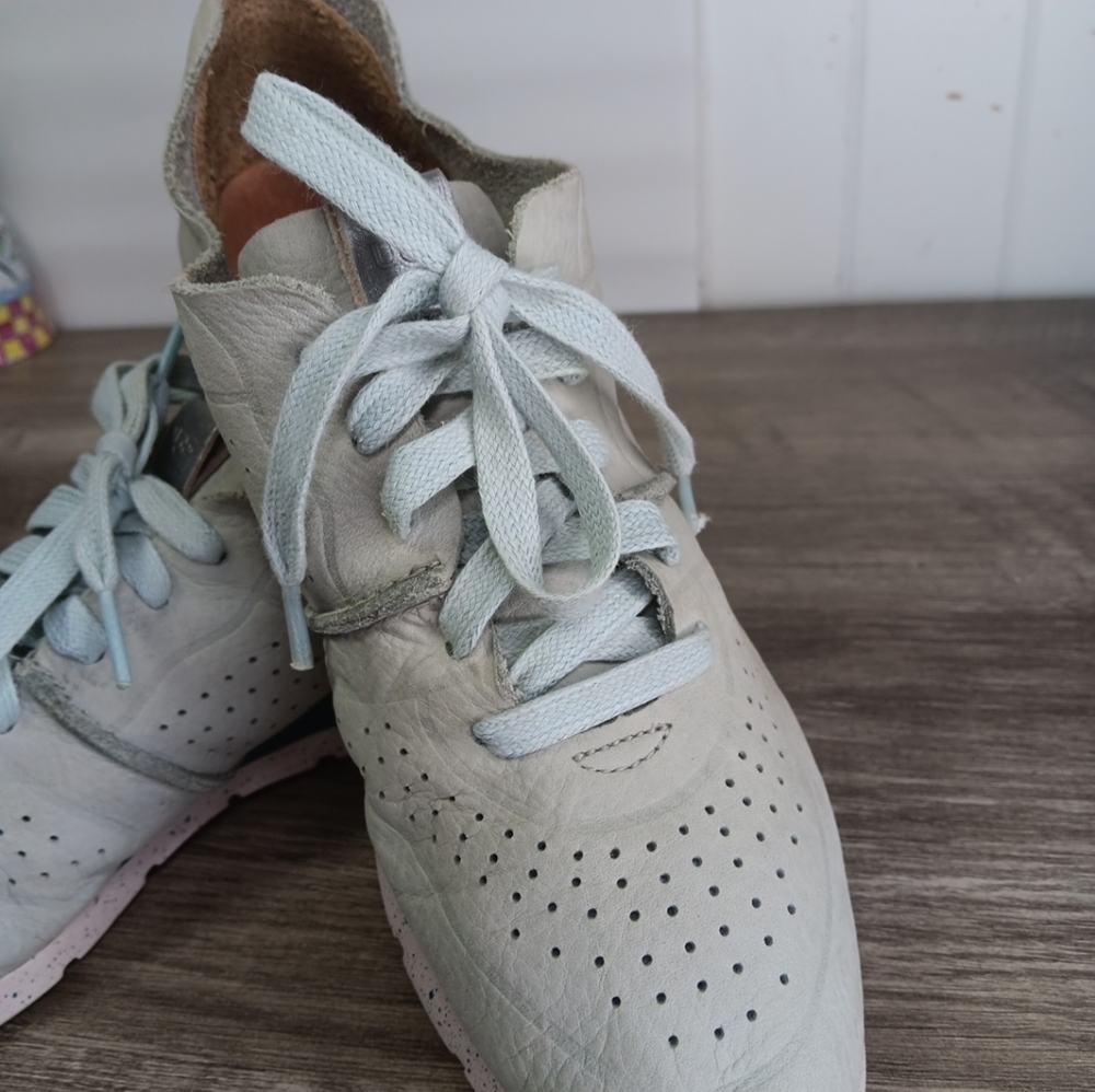 UGG Treadlite size 8 Tennis Shoes Soft Leather Comfort Walking Sage Mint 1019057 - Picture 3 of 10